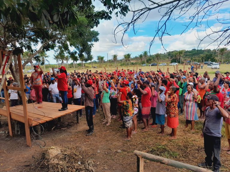 Près de 500 familles paysannes occupent deux grandes propriétés à Bahia